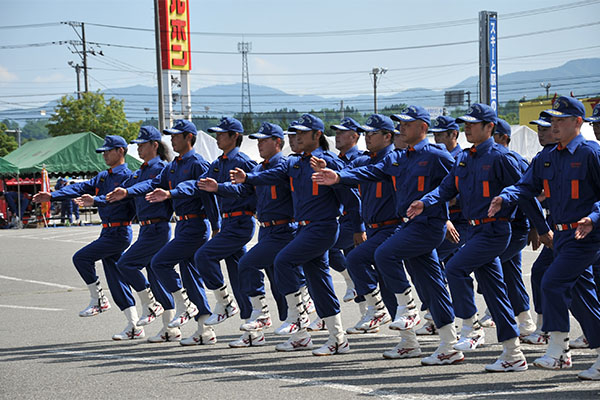 並んで行進する大勢の消防団員