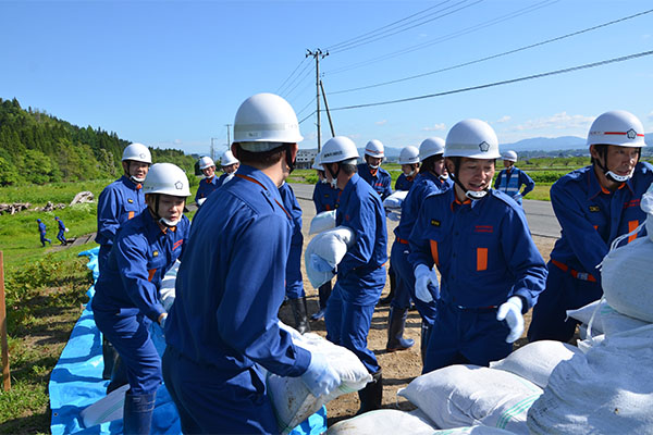 手分けして作業する大勢の消防団員